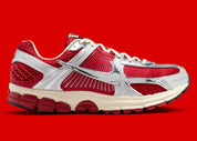 Sneakers Nike Zoom Vomero 5 Gym Red Chrome en mesh respirant avec amorti Zoom Air premium et détails design sportifs