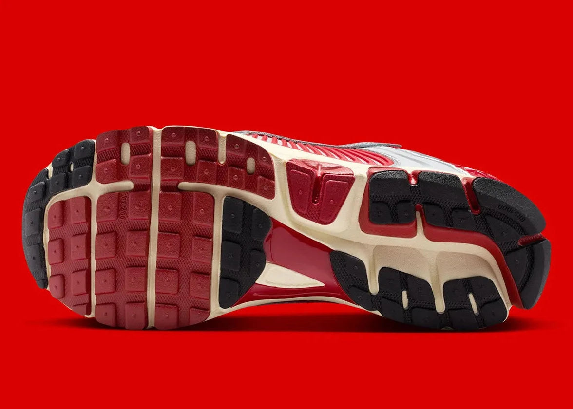 Sneakers Nike Zoom Vomero 5 Gym Red Chrome en mesh respirant avec amorti Zoom Air premium et détails design sportifs