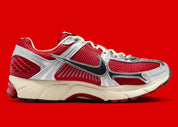 Sneakers Nike Zoom Vomero 5 Gym Red Chrome en mesh respirant avec amorti Zoom Air premium et détails design sportifs