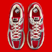 Sneakers Nike Zoom Vomero 5 Gym Red Chrome en mesh respirant avec amorti Zoom Air premium et détails design sportifs