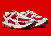 Sneakers Nike Zoom Vomero 5 Gym Red Chrome en mesh respirant avec amorti Zoom Air premium et détails design sportifs