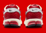 Sneakers Nike Zoom Vomero 5 Gym Red Chrome en mesh respirant avec amorti Zoom Air premium et détails design sportifs