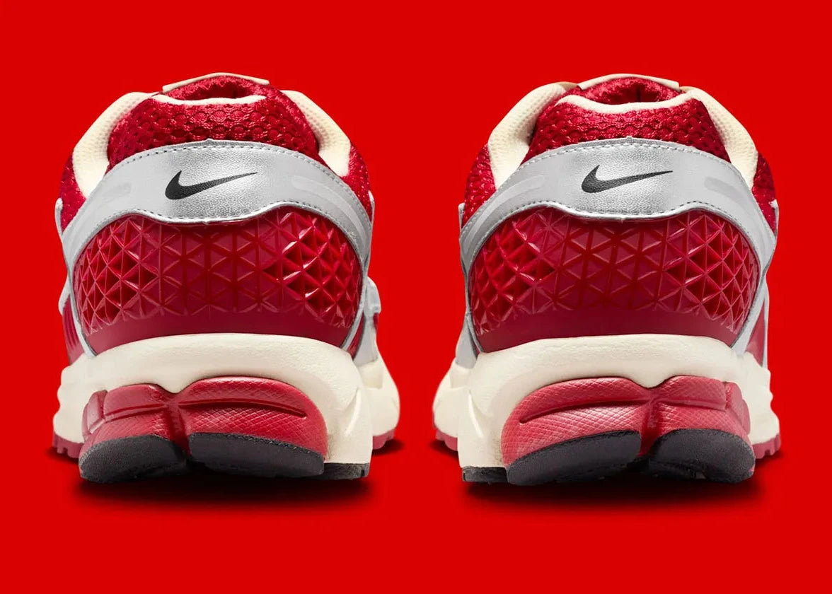 Sneakers Nike Zoom Vomero 5 Gym Red Chrome en mesh respirant avec amorti Zoom Air premium et détails design sportifs