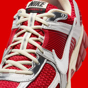 Sneakers Nike Zoom Vomero 5 Gym Red Chrome en mesh respirant avec amorti Zoom Air premium et détails design sportifs