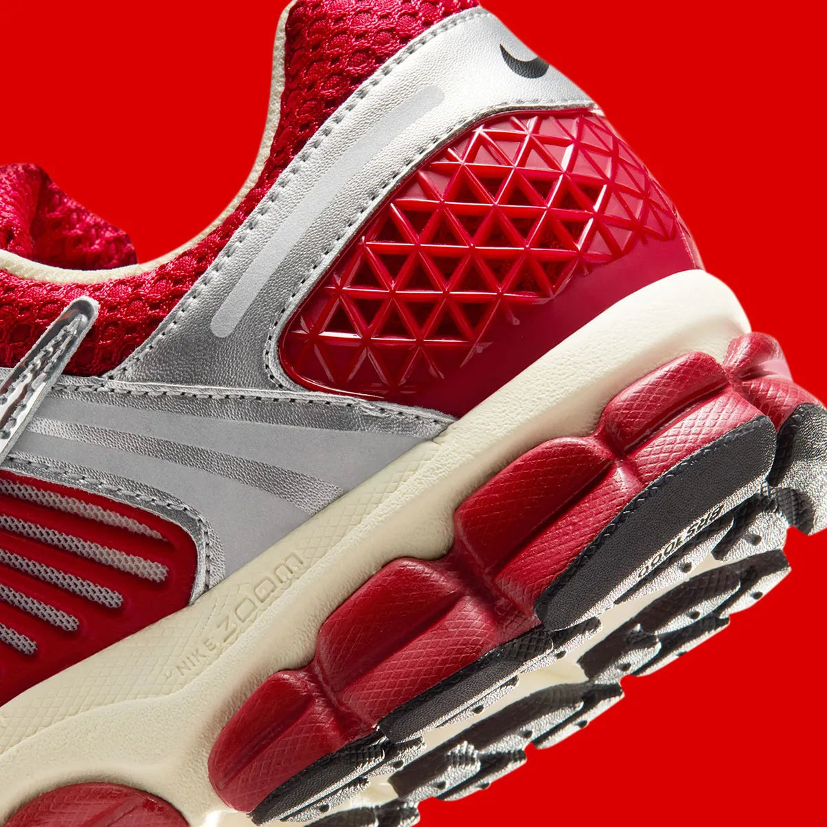 Sneakers Nike Zoom Vomero 5 Gym Red Chrome en mesh respirant avec amorti Zoom Air premium et détails design sportifs