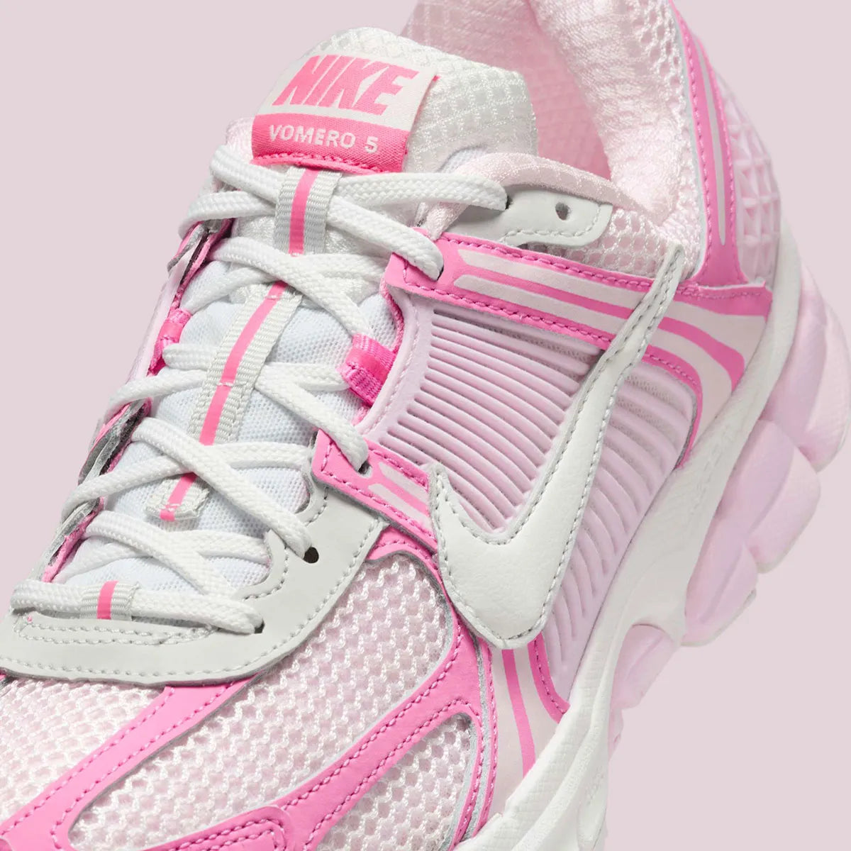 chaussure running nike, vomero 5, rose, clair, confortable, vue de coté