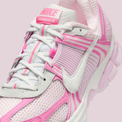 chaussure running nike, vomero 5, rose, clair, confortable, vue de coté