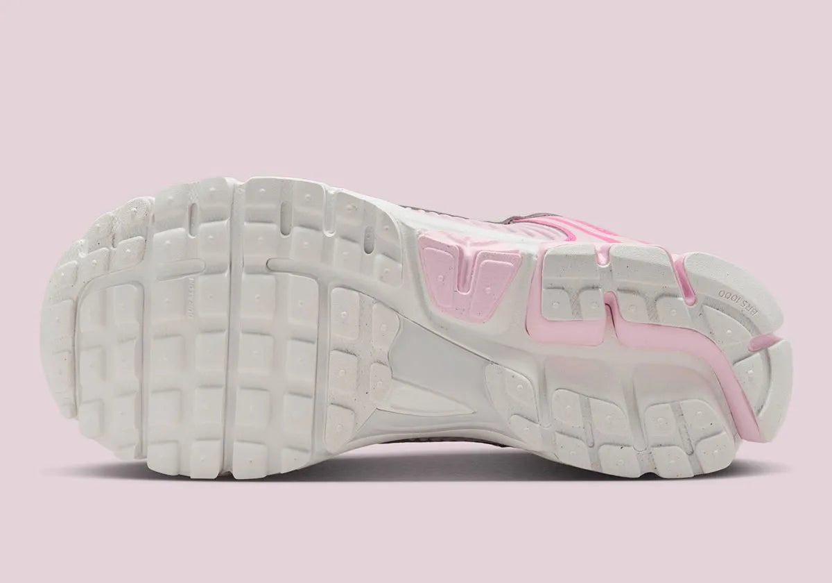chaussure running nike, vomero 5, rose, clair, confortable, vue de dessous
