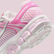 chaussure running nike, vomero 5, rose, clair, confortable, vue de derrière 
