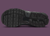 Sneakers Nike Zoom Vomero 5 SE femme Black Iridescent avec mesh respirant, détails irisés et amorti Zoom Air premium