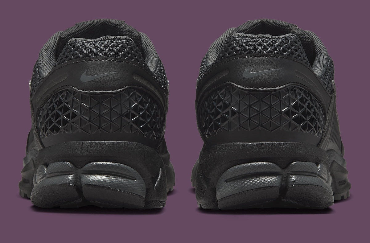 Sneakers Nike Zoom Vomero 5 SE femme Black Iridescent avec mesh respirant, détails irisés et amorti Zoom Air premium