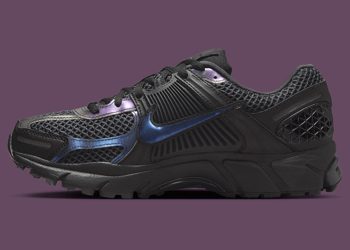 Sneakers Nike Zoom Vomero 5 SE femme Black Iridescent avec mesh respirant, détails irisés et amorti Zoom Air premium
