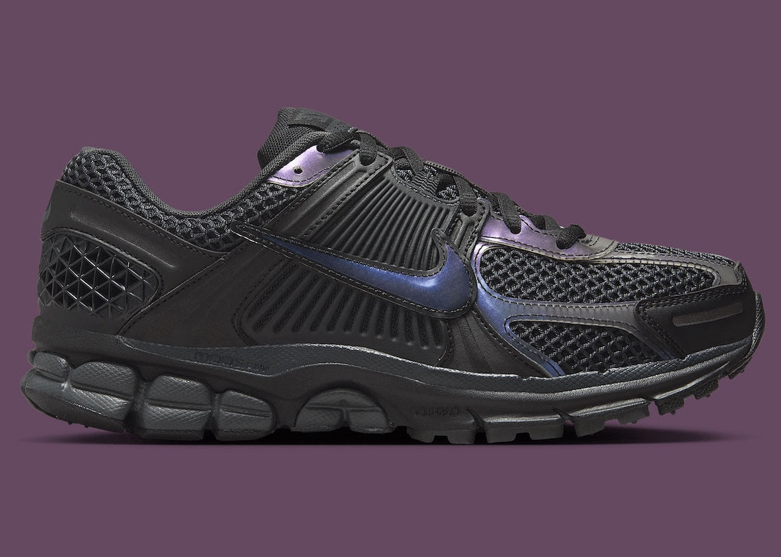 Sneakers Nike Zoom Vomero 5 SE femme Black Iridescent avec mesh respirant, détails irisés et amorti Zoom Air premium