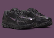 Sneakers Nike Zoom Vomero 5 SE femme Black Iridescent avec mesh respirant, détails irisés et amorti Zoom Air premium