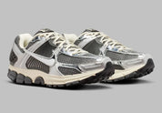 Sneakers Nike Zoom Vomero 5 GS silt et rouge en mesh respirant avec empiècements synthétiques et amorti Zoom Air