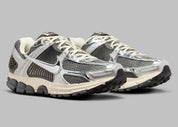 Sneakers Nike Zoom Vomero 5 Iron Grey et Chrome avec mesh respirant et amorti Zoom Air premium