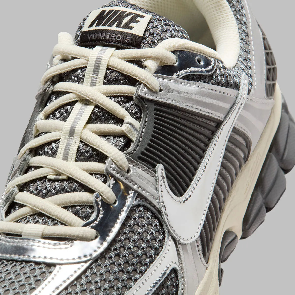 Sneakers Nike Zoom Vomero 5 GS silt et rouge en mesh respirant avec empiècements synthétiques et amorti Zoom Air
