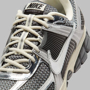Sneakers Nike Zoom Vomero 5 GS silt et rouge en mesh respirant avec empiècements synthétiques et amorti Zoom Air