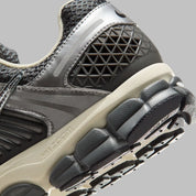 Sneakers Nike Zoom Vomero 5 Iron Grey et Chrome avec mesh respirant et amorti Zoom Air premium