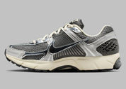Sneakers Nike Zoom Vomero 5 Iron Grey et Chrome avec mesh respirant et amorti Zoom Air premium