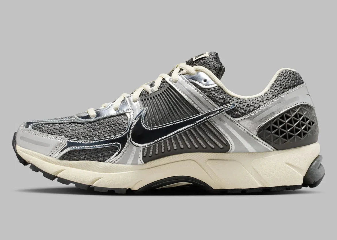Sneakers Nike Zoom Vomero 5 Iron Grey et Chrome avec mesh respirant et amorti Zoom Air premium