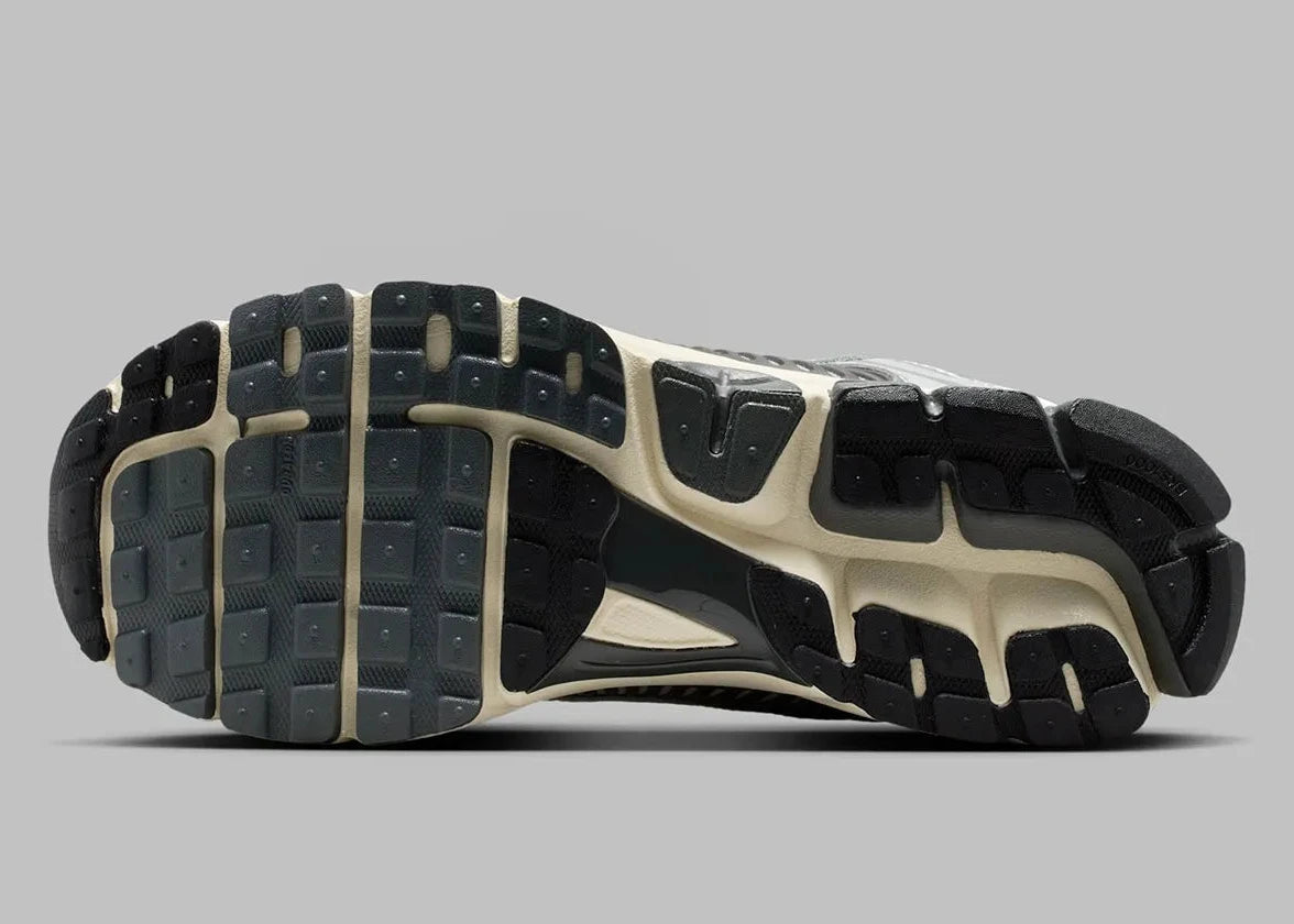 Sneakers Nike Zoom Vomero 5 Iron Grey et Chrome avec mesh respirant et amorti Zoom Air premium