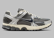 Sneakers Nike Zoom Vomero 5 Iron Grey et Chrome avec mesh respirant et amorti Zoom Air premium