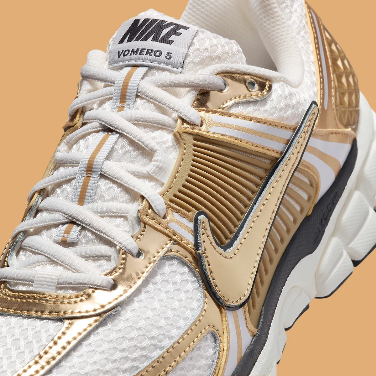 Nike Zoom Vomero 5 Metallic Gold – sneaker or métallisé en mesh et cuir avec amorti Zoom Air visible