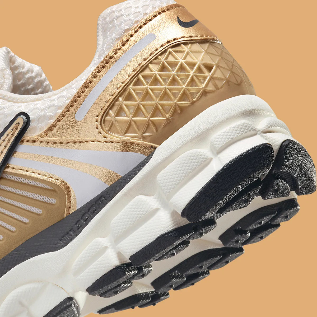 Nike Zoom Vomero 5 Metallic Gold – sneaker or métallisé en mesh et cuir avec amorti Zoom Air visible