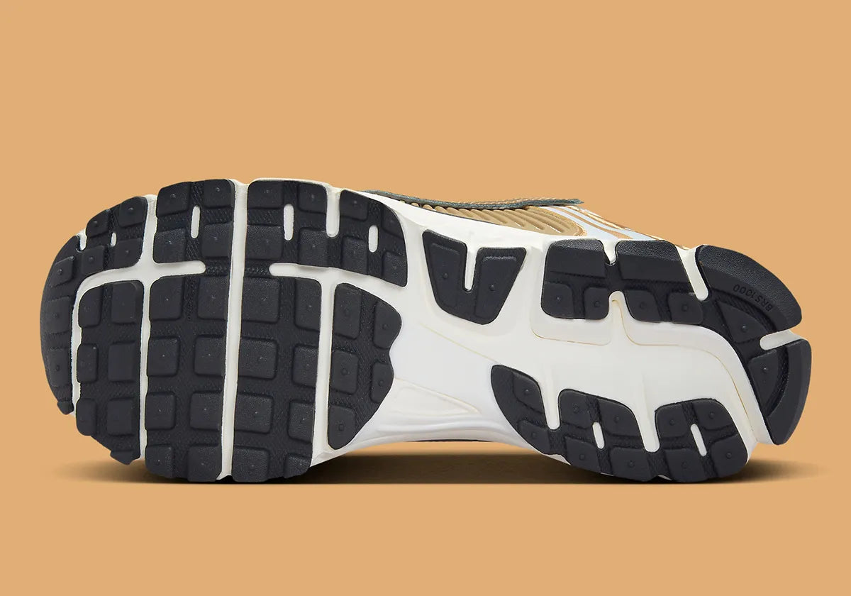 Nike Zoom Vomero 5 Metallic Gold – sneaker or métallisé en mesh et cuir avec amorti Zoom Air visible