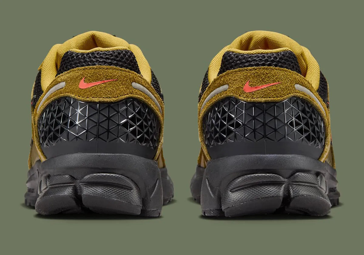 Sneakers Nike Zoom Vomero 5 GS noir olive et rouge en mesh respirant avec détails réfléchissants et amorti Zoom Air