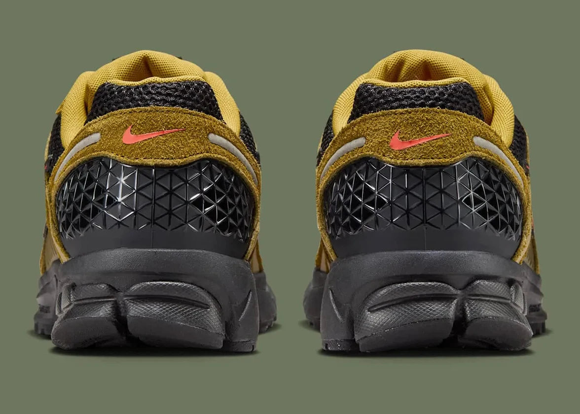 Sneakers Nike Zoom Vomero 5 Premium en Olive Flak et Picante Red avec mesh respirant et amorti Zoom Air premium
