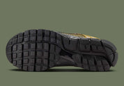 Sneakers Nike Zoom Vomero 5 GS noir olive et rouge en mesh respirant avec détails réfléchissants et amorti Zoom Air
