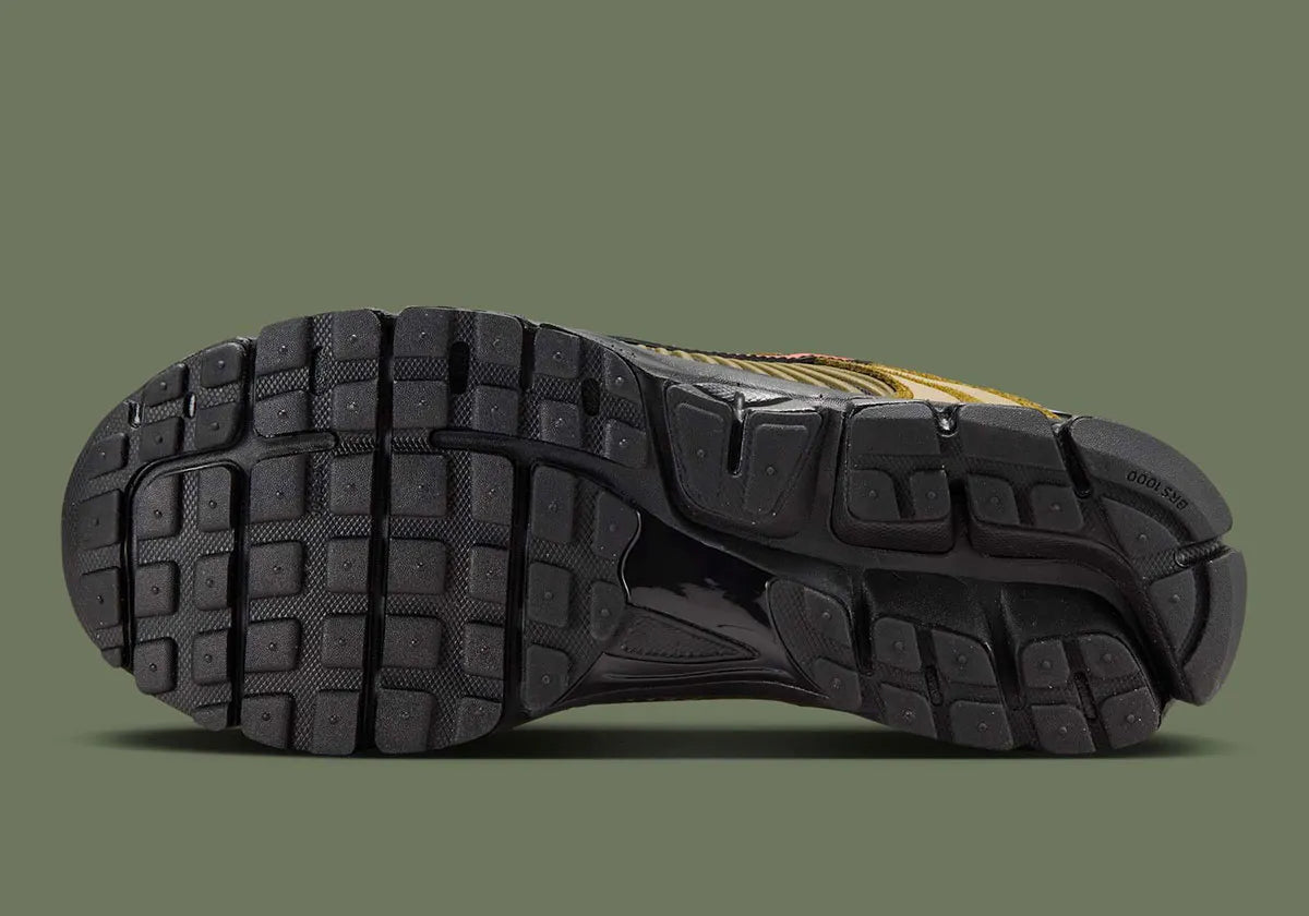 Sneakers Nike Zoom Vomero 5 GS noir olive et rouge en mesh respirant avec détails réfléchissants et amorti Zoom Air