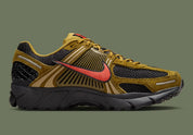 Sneakers Nike Zoom Vomero 5 GS noir olive et rouge en mesh respirant avec détails réfléchissants et amorti Zoom Air