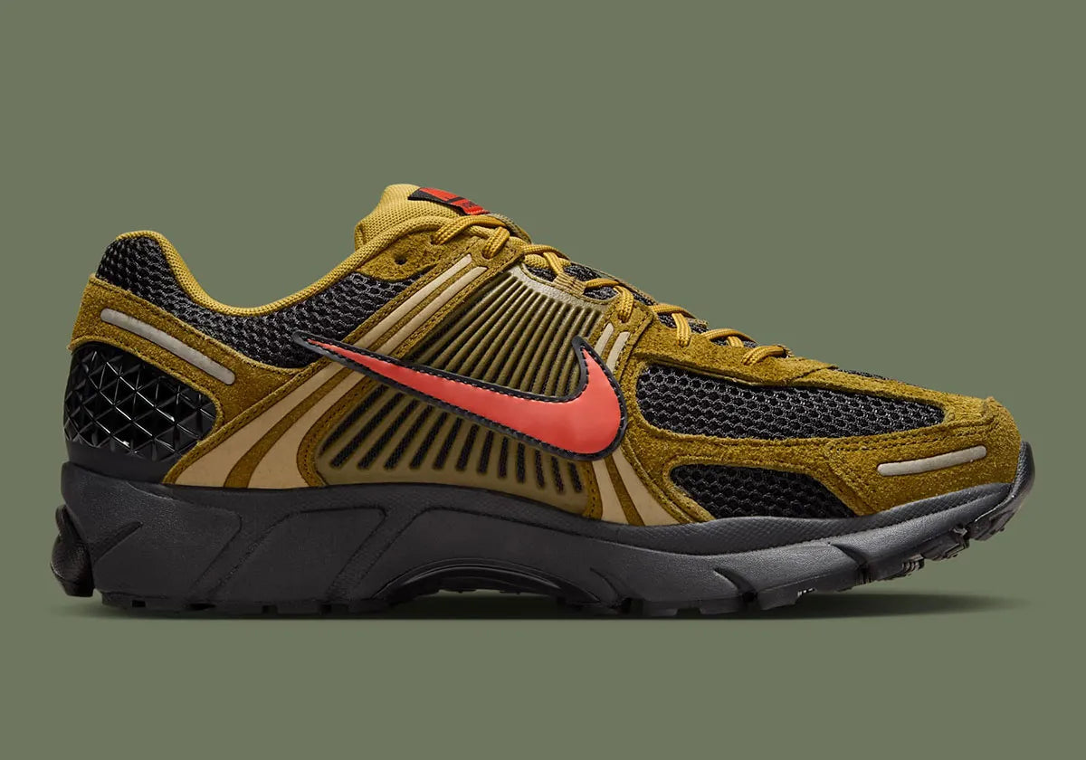Sneakers Nike Zoom Vomero 5 GS noir olive et rouge en mesh respirant avec détails réfléchissants et amorti Zoom Air