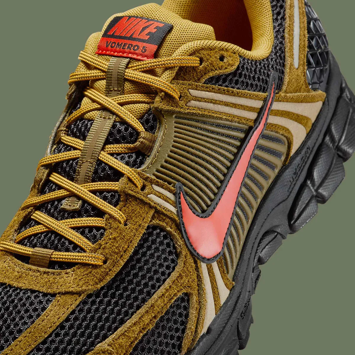 Sneakers Nike Zoom Vomero 5 GS noir olive et rouge en mesh respirant avec détails réfléchissants et amorti Zoom Air