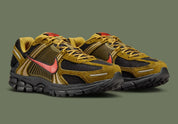 Sneakers Nike Zoom Vomero 5 GS noir olive et rouge en mesh respirant avec détails réfléchissants et amorti Zoom Air