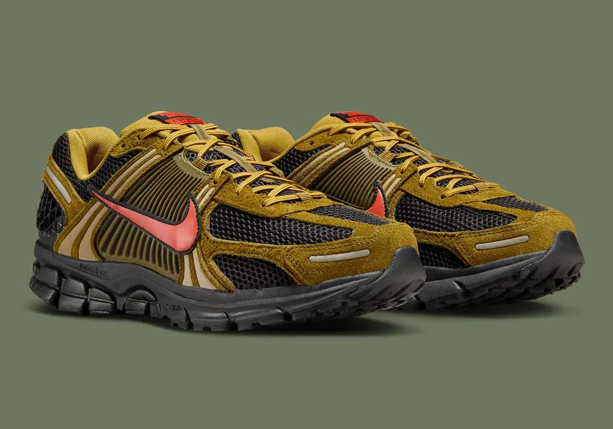 Sneakers Nike Zoom Vomero 5 GS noir olive et rouge en mesh respirant avec détails réfléchissants et amorti Zoom Air