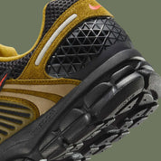 Sneakers Nike Zoom Vomero 5 Premium en Olive Flak et Picante Red avec mesh respirant et amorti Zoom Air premium