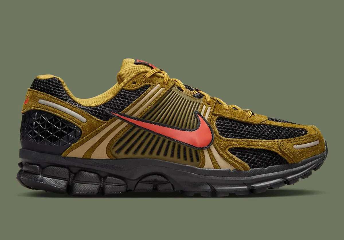 Sneakers Nike Zoom Vomero 5 GS noir olive et rouge en mesh respirant avec détails réfléchissants et amorti Zoom Air