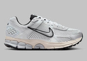 Nike Zoom Vomero 5 Pure Platinum grises en mesh respirant avec détails techniques et amorti Zoom Air, vue de profil