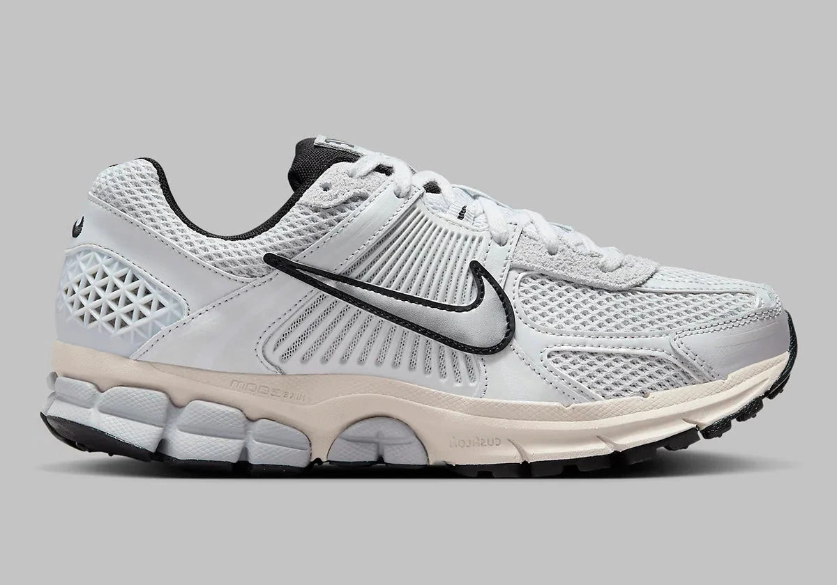 Nike Zoom Vomero 5 Pure Platinum grises en mesh respirant avec détails techniques et amorti Zoom Air, vue de profil