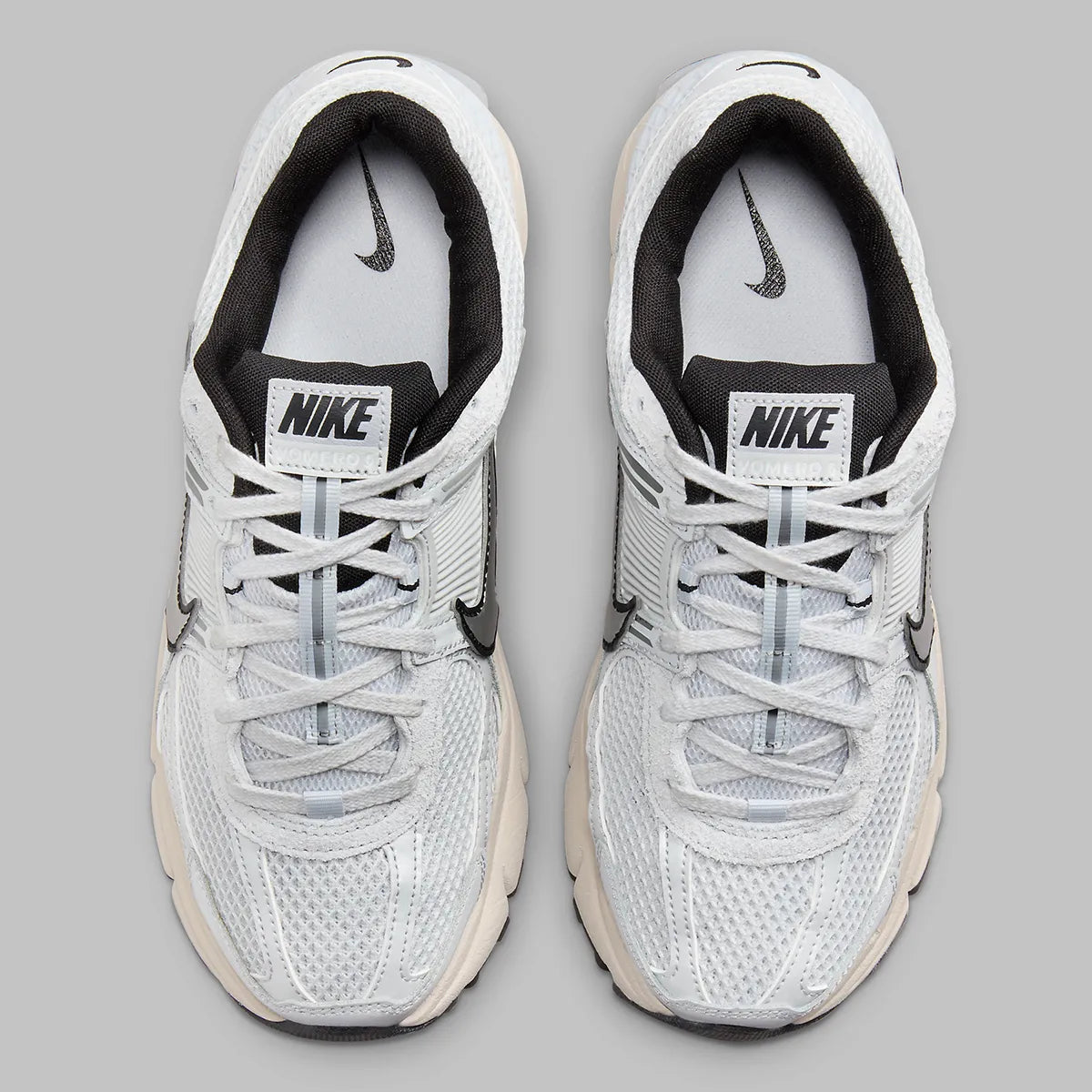 Nike Zoom Vomero 5 Pure Platinum grises en mesh respirant avec détails techniques et amorti Zoom Air, vue de dessus