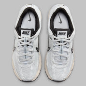 Nike Zoom Vomero 5 Pure Platinum grises en mesh respirant avec détails techniques et amorti Zoom Air, vue de dessus