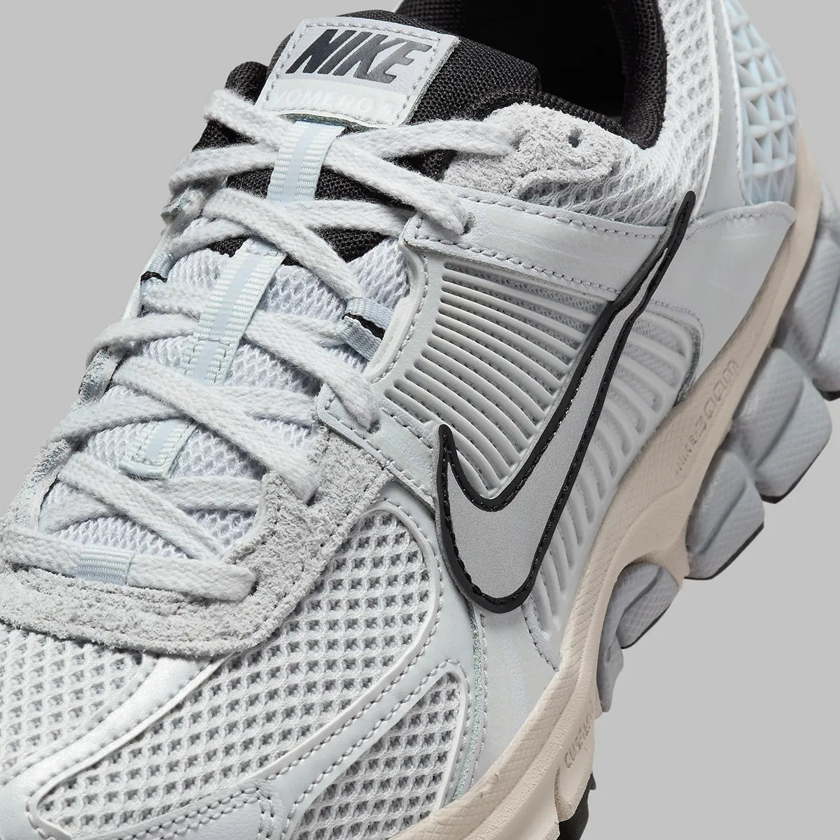 Nike Zoom Vomero 5 Pure Platinum grises en mesh respirant avec détails techniques et amorti Zoom Air, zoom avant