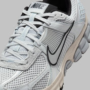 Nike Zoom Vomero 5 Pure Platinum grises en mesh respirant avec détails techniques et amorti Zoom Air, zoom avant
