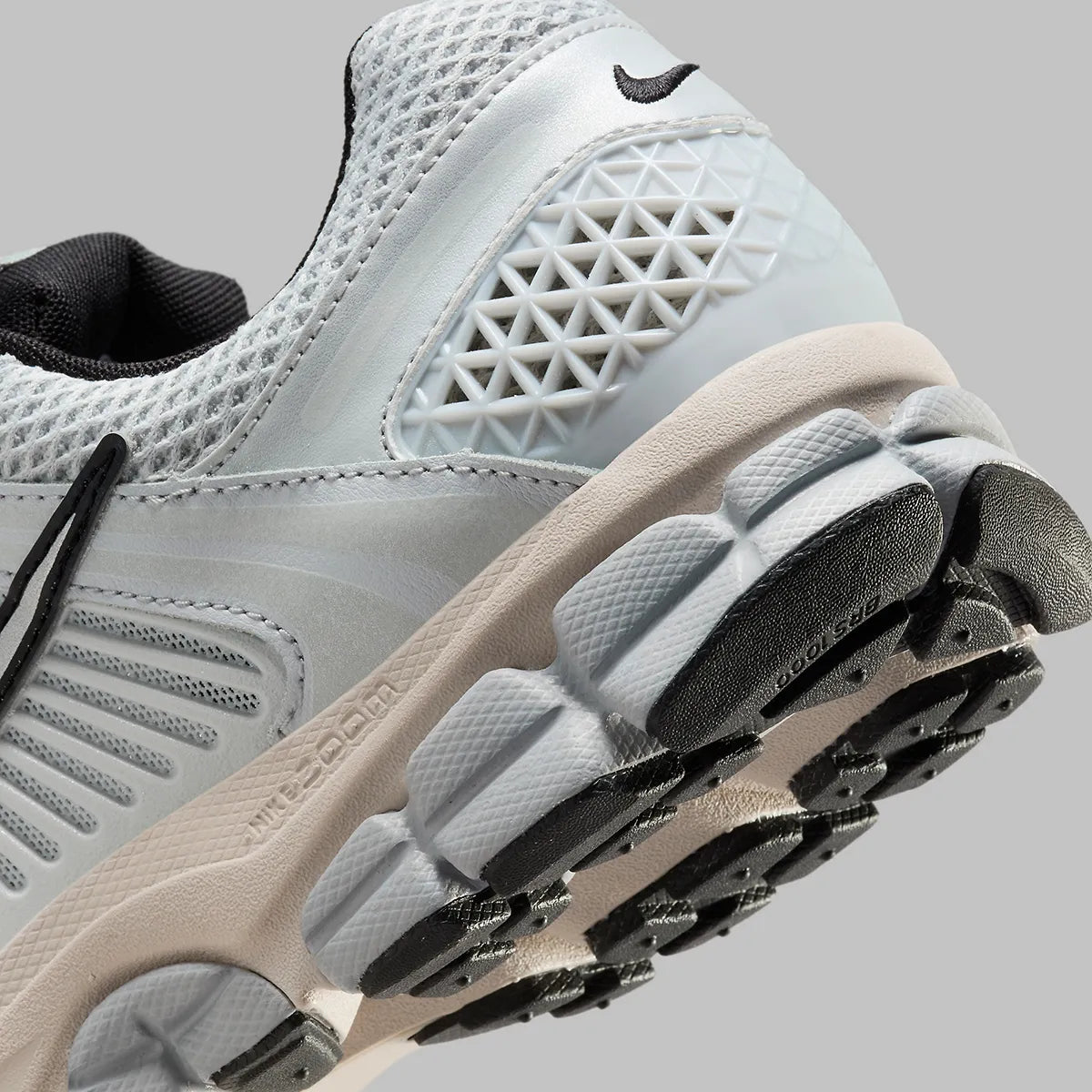 Nike Zoom Vomero 5 Pure Platinum grises en mesh respirant avec détails techniques et amorti Zoom Air, zoom arrière de la chaussure