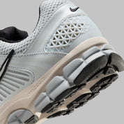 Nike Zoom Vomero 5 Pure Platinum grises en mesh respirant avec détails techniques et amorti Zoom Air, zoom arrière de la chaussure
