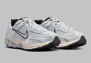 Nike Zoom Vomero 5 Pure Platinum grises en mesh respirant avec détails techniques et amorti Zoom Air, vue de 3/4